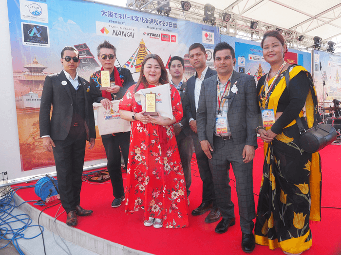 左からナレンドラ バスネット、GOD、SIZUKU