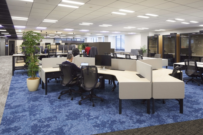 業務や状況に応じて選べる執務場所(4階 執務フロア)