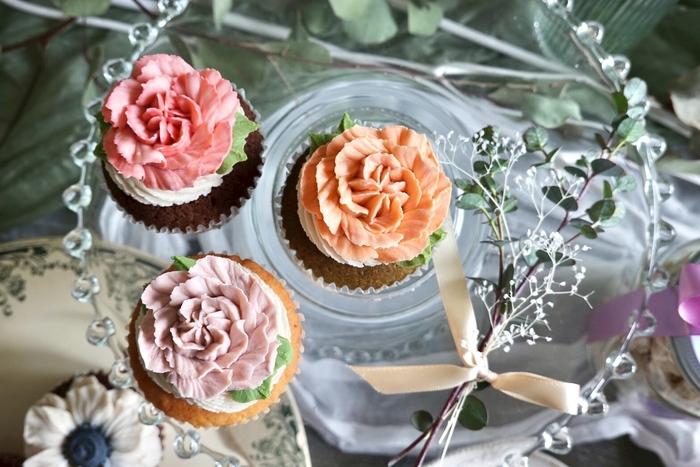 プレゼントに最適!カーネーションのカップケーキ