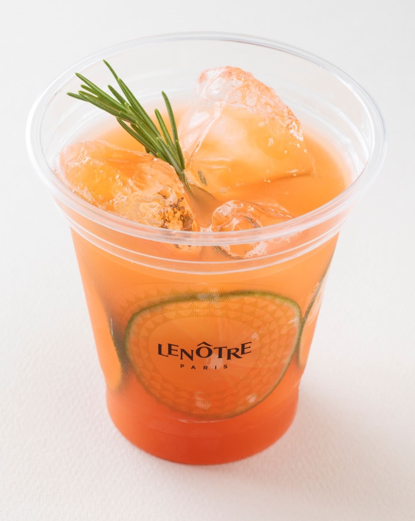 ストロベリー・キス テイクアウト810円 、イートイン825円 イチゴとパッションフルーツ