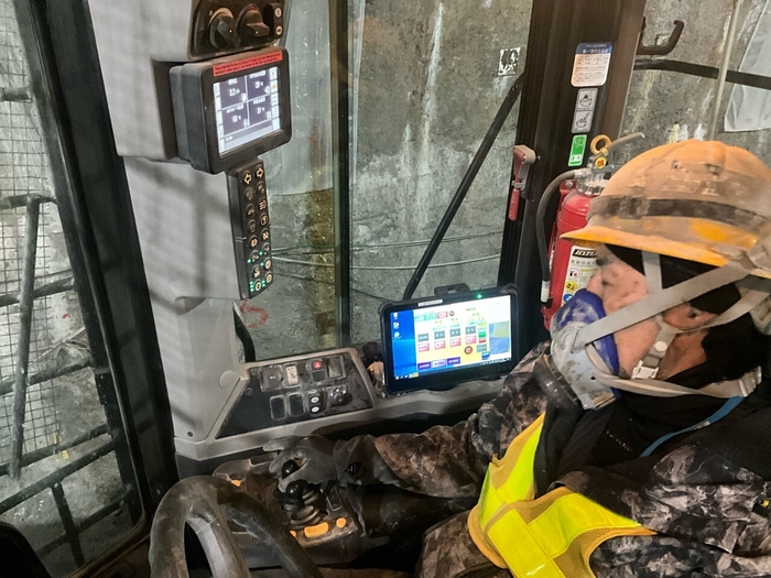 写真6:移動式クラッシャー遠隔操作システム