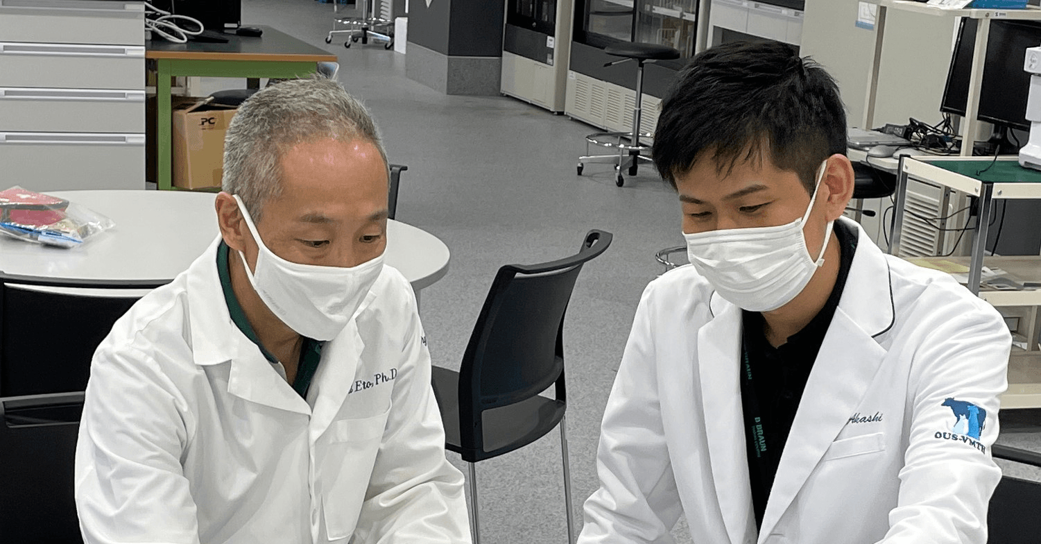 得られたデータを検討する江藤教授(左)と朱助手(右)