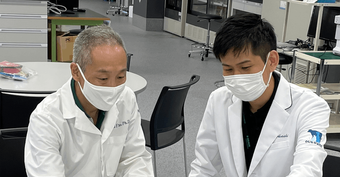 得られたデータを検討する江藤教授(左)と朱助手(右)