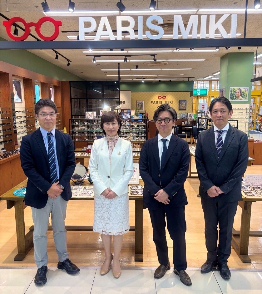 (写真左より)パリミキ  代表取締役社長 恒吉 裕司、愛知子ども応援プロジェクト 代表理事 藤野 直子様、パリミキ  営業本部長 成尾 斗夢、パリミキ 中部ブロック ジェネラルマネージャー 辻本 昌弘