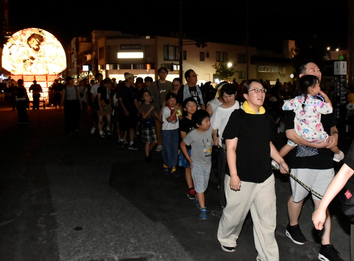 ねぷたを引く様子