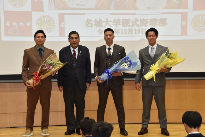 栗林投手(左)や小原学長らから激励された岩井投手(右)と松本投手(右から2人目)