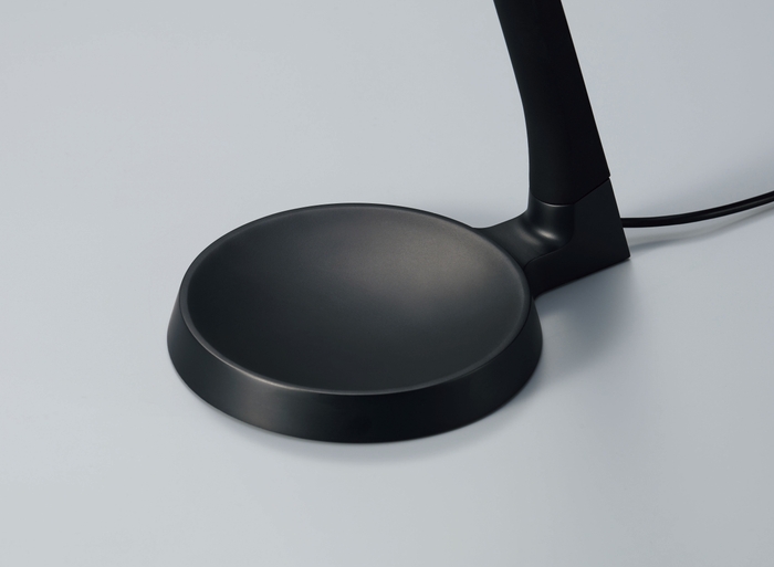 緩やかに弧を描くベース