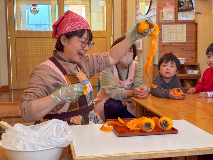 2025年12月16日(火)に実施した「干し柿作り」の様子