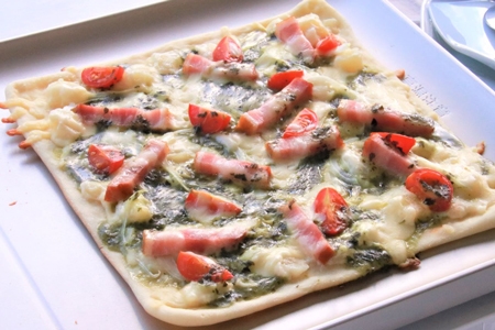 ホットプレートでお手軽!バジル香るピザ