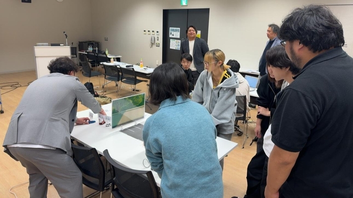 講師からアドバイスを受けながらコードを作成している様子