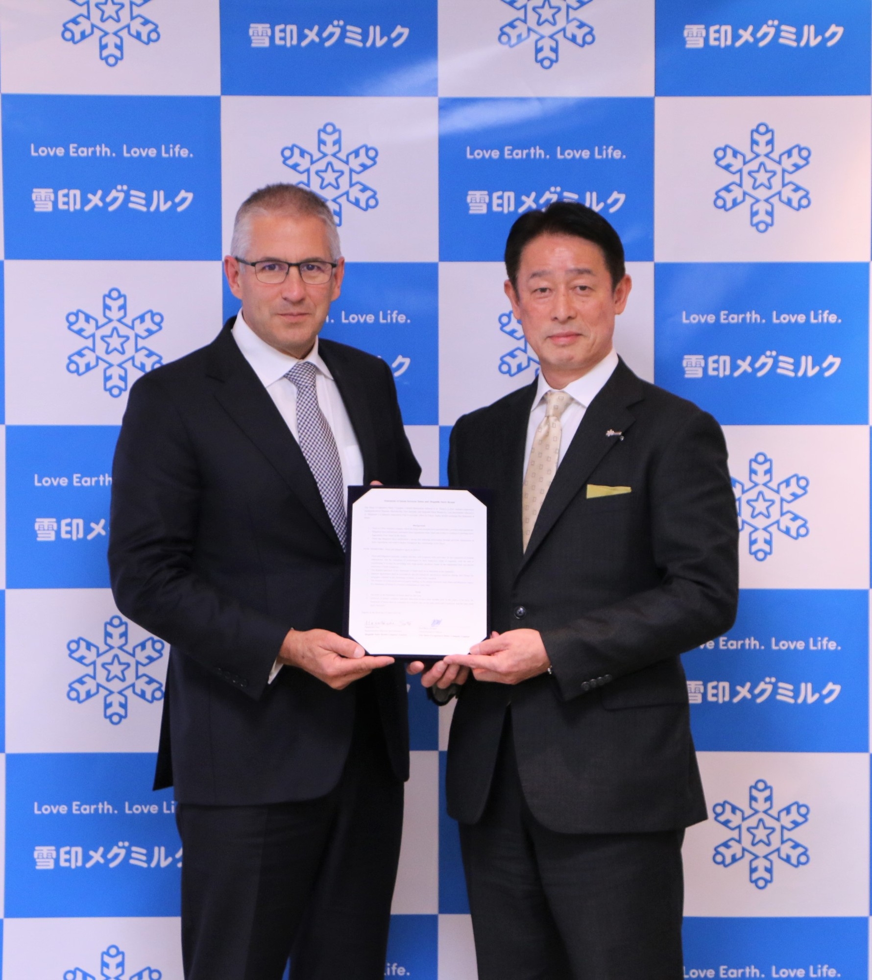 右:雪印メグミルク 代表取締役社長 佐藤雅俊 / 左:Tatua CEO Brendhan Greaney 氏