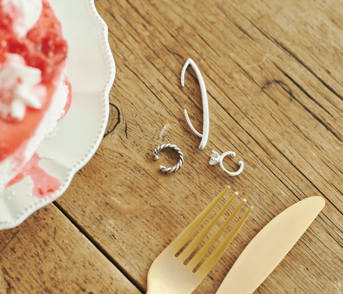 左から順に Thick Twist EarCuff ¥13,200、Sardine EarCuff ¥19,800、Large Zirconia EarCuff ¥13,200