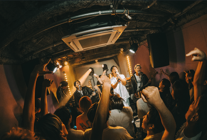 沸き上がるライブ会場と、ステージ上の原田さん & POTのメンバー