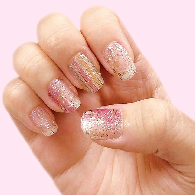 桜ネイルシールをそのまま貼るとこんな感じ!