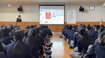 近大附属広島高・中学校　東広島校が「薬物乱用防止講演会」を開催　学校薬剤師が中学3年生・高校1年生に薬物の危険性を啓発
