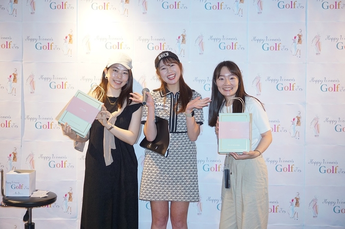 当選されたお客様と、MCのかえでさん(写真中央)