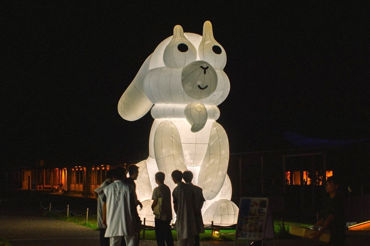 巨大な神使いのバルーン(うさぎのヨミ)