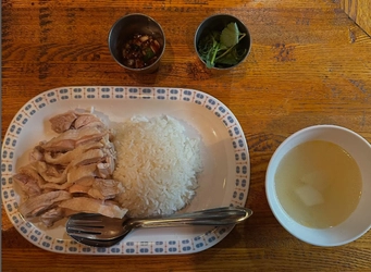 駒場東大前【タイの家庭の味をアパレル出身の店主が再現】「オンリーカオマンガイ」オープン