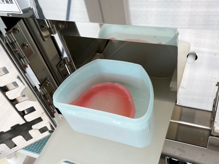 8.抗菌液に全体を浸して専用機械で銀イオンをコーティング