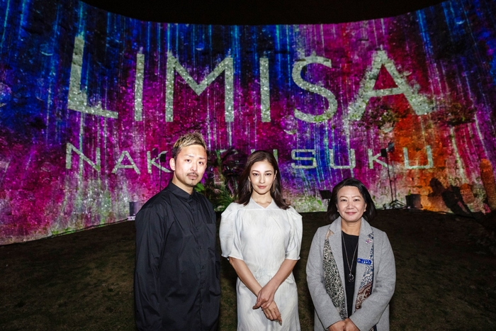 LIMISA NAKAGUSUKU 開催記念レセプション(左:(株)ネクシィーズ・ワンダーウォール 藤原、中:公式アンバサダー 黒木メイサさん、右:中城村観光協会 比嘉麻乃会長)