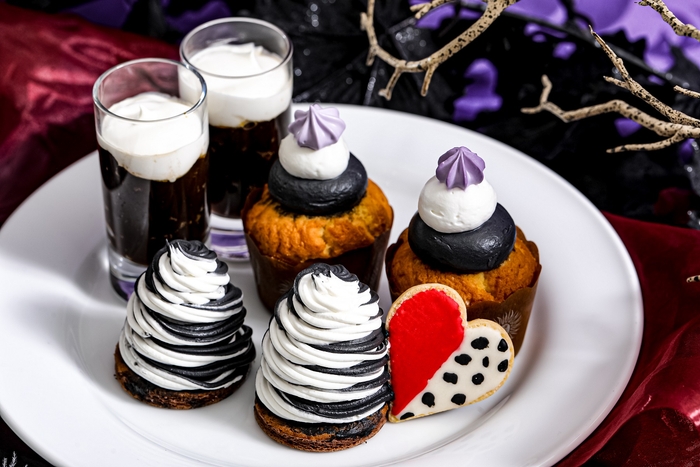 スイーツスタンド中段:海の魔女カップケーキ /ブラックゼリー / ダークモンブラン