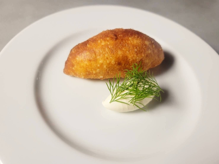 1皿目:熊本県産あか牛とキヌアのピロシキ