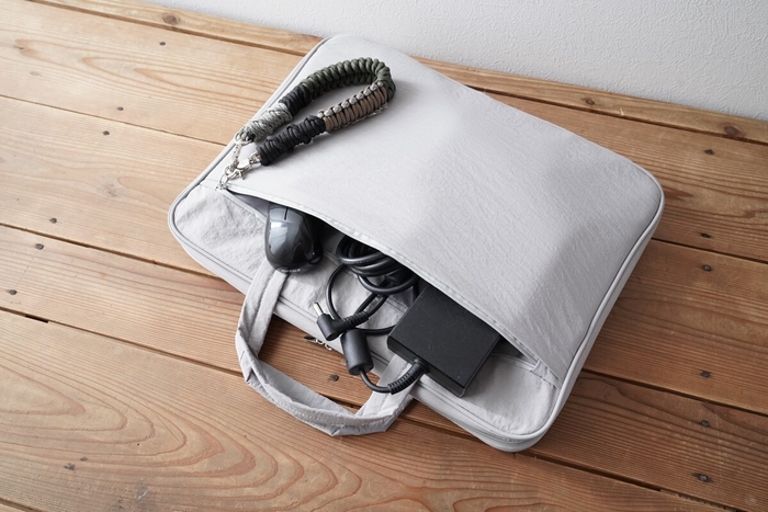 マウスやアダプター、A4ファイルも収納可能な2か所の外ポケット