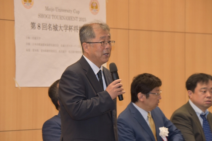 あいさつする大野副学長