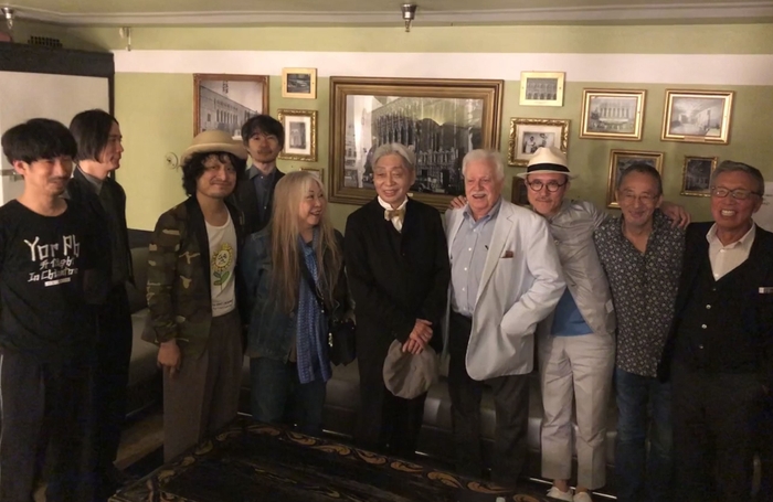 細野晴臣LA公演の楽屋(2019)~左から3人目が高田漣、6人目が細野晴臣、7人目がヴァン・ダイク・パークス