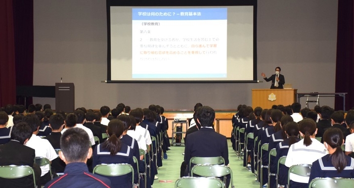 令和4年(2022年)10月に実施した中学生向け出張講義の様子