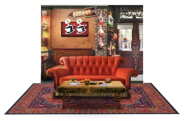 ― TVドラマ「フレンズ」放送25周年記念企画・世界巡回展 ― 　世界19カ国34都市以上を巡ってきた 「フレンズ」劇中に登場するあの“カウチ”が、 ついに関西初上陸！ 2020年1月21日(火)から大阪・エディオンなんば本店に登場