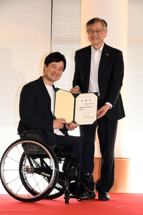 特任教授委嘱状授与の様子 (左:国枝慎吾氏、右:徳永学長)