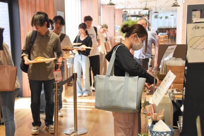 天白キャンパス「Green Bakery BOOK CAFE」では開店と同時に列ができる盛況ぶり