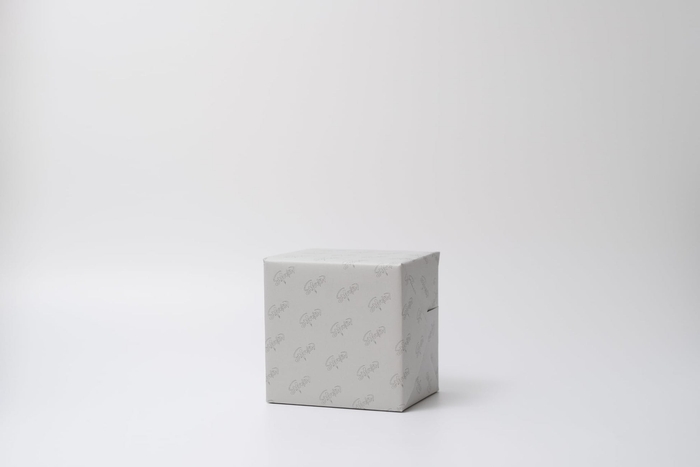 桐箱や紙袋をご利用のお客様には、包装紙にてお包みいたします。