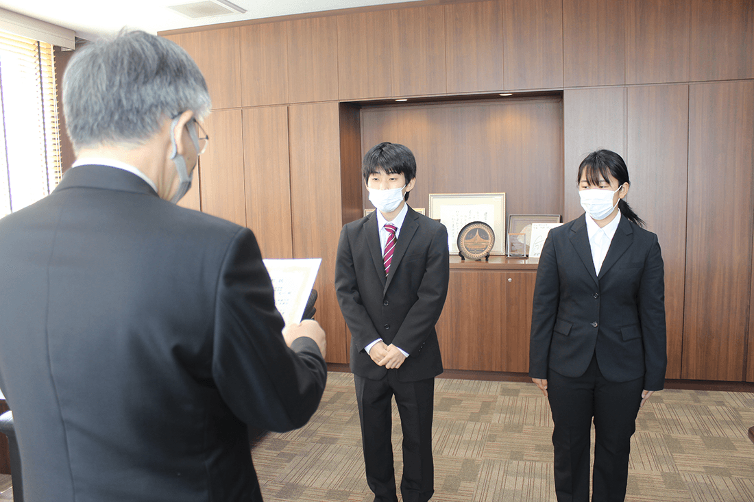 表彰を受ける箱崎さん(中央)と福田さん(右)