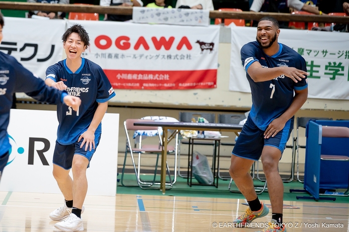 ホームゲームの会場に掲出された小川グループのバナーと選手