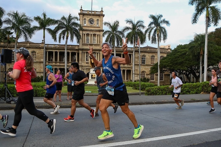 ホノルルハーフマラソン・ハパルア2022 カメハメハ一世銅像前付近