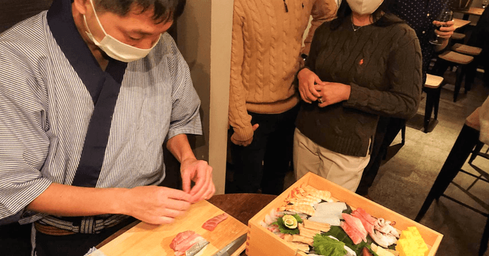 お客さんの目の前で一貫、一貫丁寧に握る府金さん