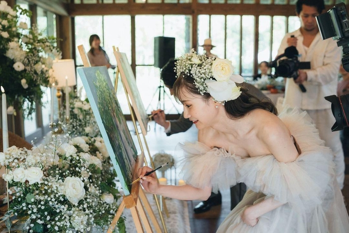 新郎新婦による筆入れをし、両家の両親へ贈呈