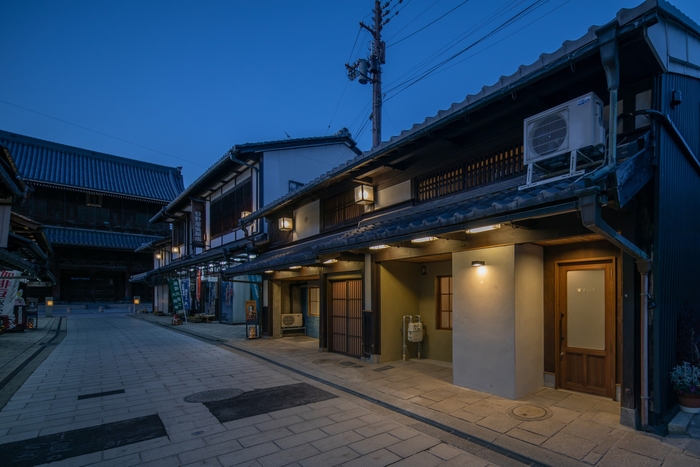 【薄暮の時の表参道棟と大通寺山門】都会とは全く異なる、街中とは思えないほど穏やかな時間が流れます