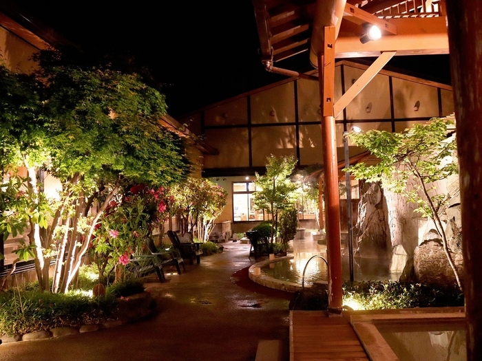 夜の湯の郷、露天にて