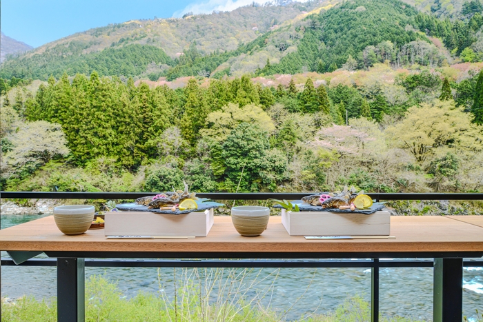 川で獲れた天然鮎を、川をみながら食す!贅沢な時間を!