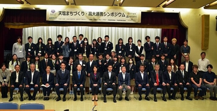 天塩高校2年生、大学生、町議会議員・来賓との記念撮影