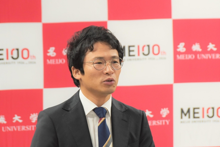 外国語学部で国際協力論を担当する宮下大夢准教授