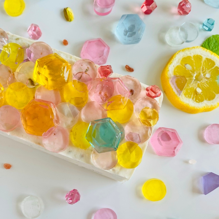 キラキラ輝く飾りの琥珀糖