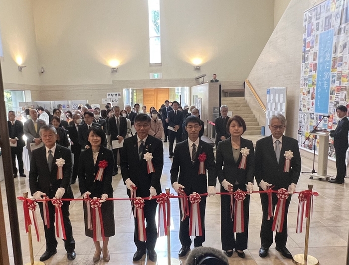 11月14日（金）、開会式でのテープカット