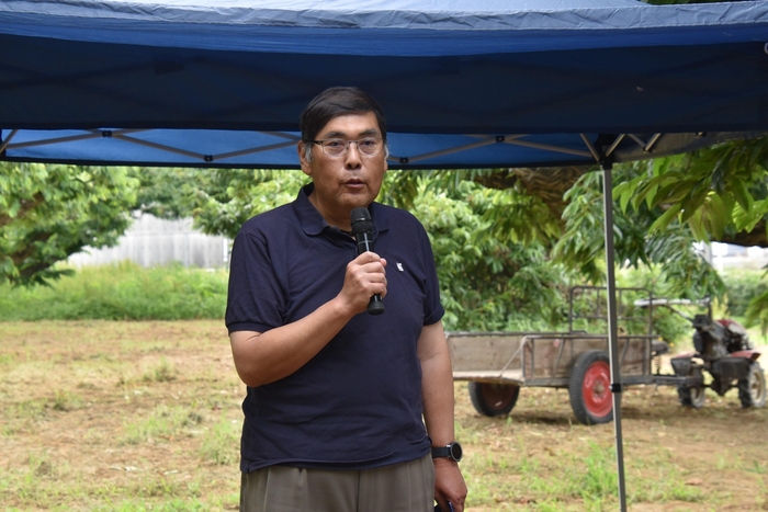 あいさつする小原専務理事