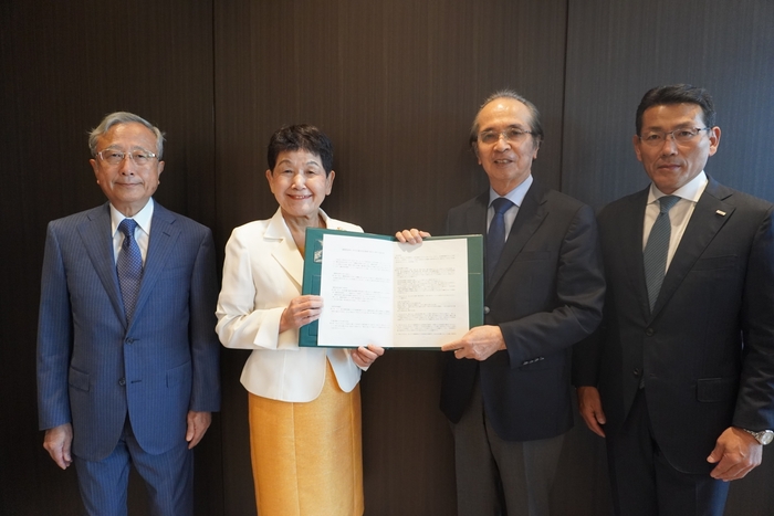 (左から)山崎日出男理事長、坂東眞理子総長、(三井住友銀行) 北山禎介名誉顧問、小野貴樹常務執行役員