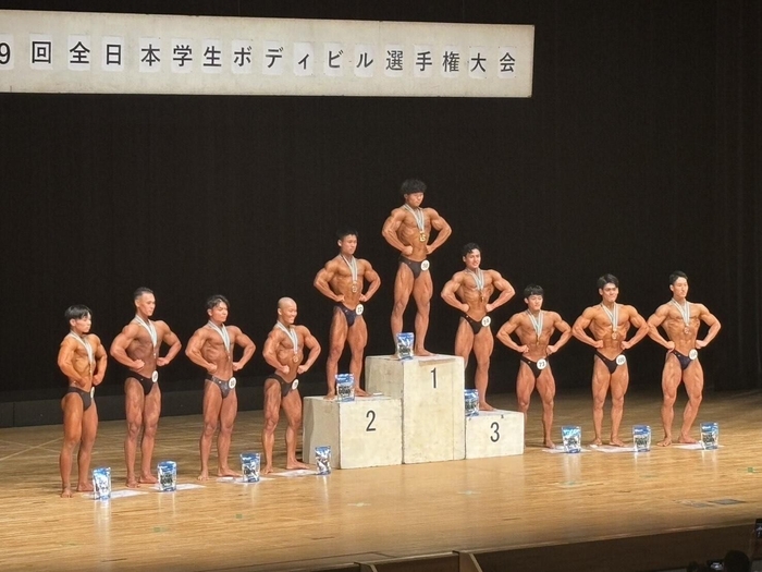 優勝した久野選手(中央)