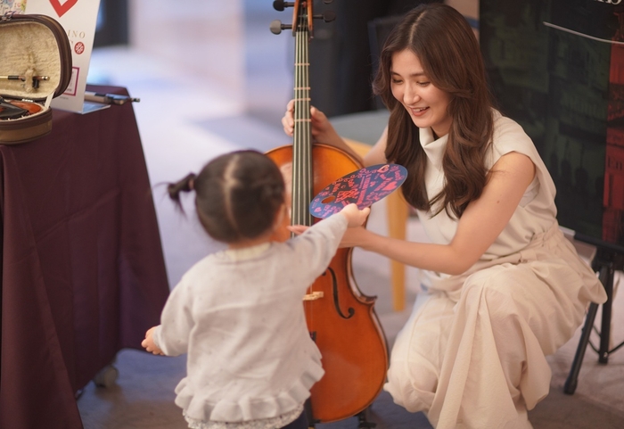 定期公演では、楽団員の手ほどきで子どもたちの初楽器体験の場になることも。また、母親の演奏を最後まで聴き入る子どもたちの姿も見受けられる